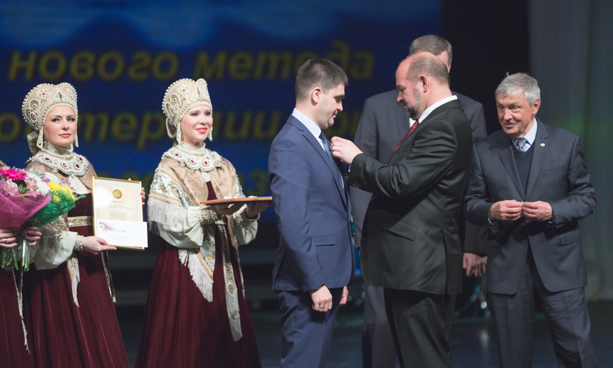 Игорь Орлов награждает Виталия Саскина и его коллег анестезиологов-реаниматологов.