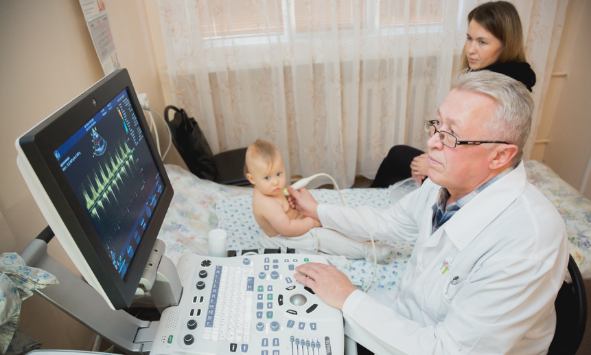 УЗИ маленькой пациентке делает врач функциональной диагностики Сергей Латкин