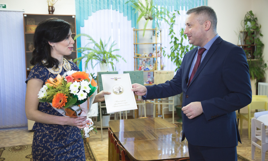 Игорь Скубенко поздравил северодвинку и выразил надежду, что она поделится своим опытом с коллегами