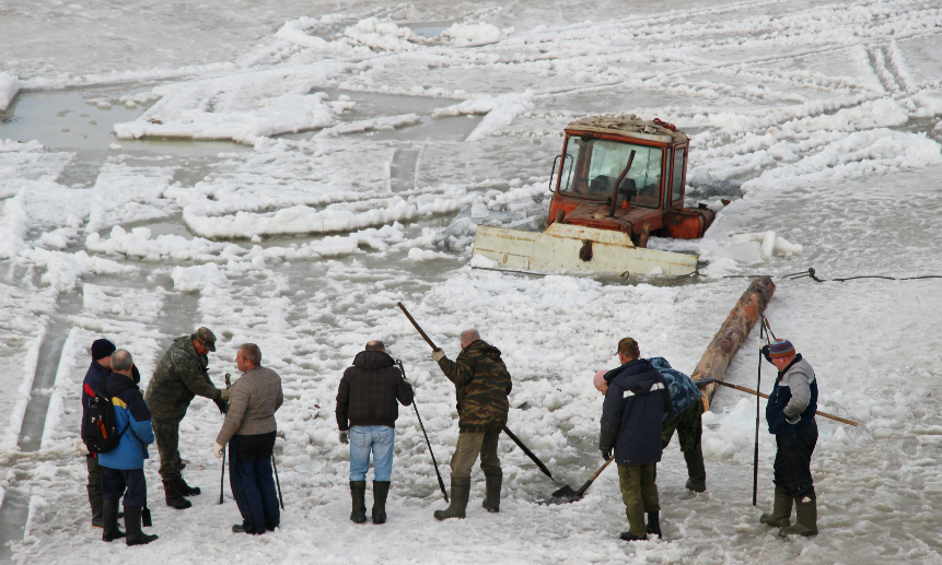 У Кузнечевского моста Архангельска под лёд провалился гусеничный трактор.