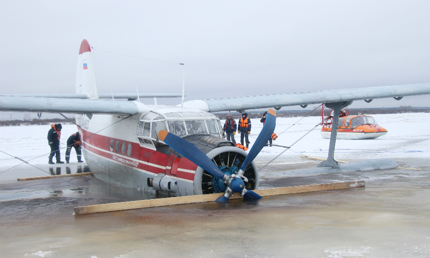 Ан-2 на тонком льду. Фото Николая Карнеевича