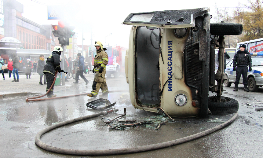 Столкновение, случившееся утром 9 ноября на перекрёстке Троицкого проспекта с Поморской улицей, привело к опрокидыванию и возгоранию УАЗа. Фото Николая Карнеевича