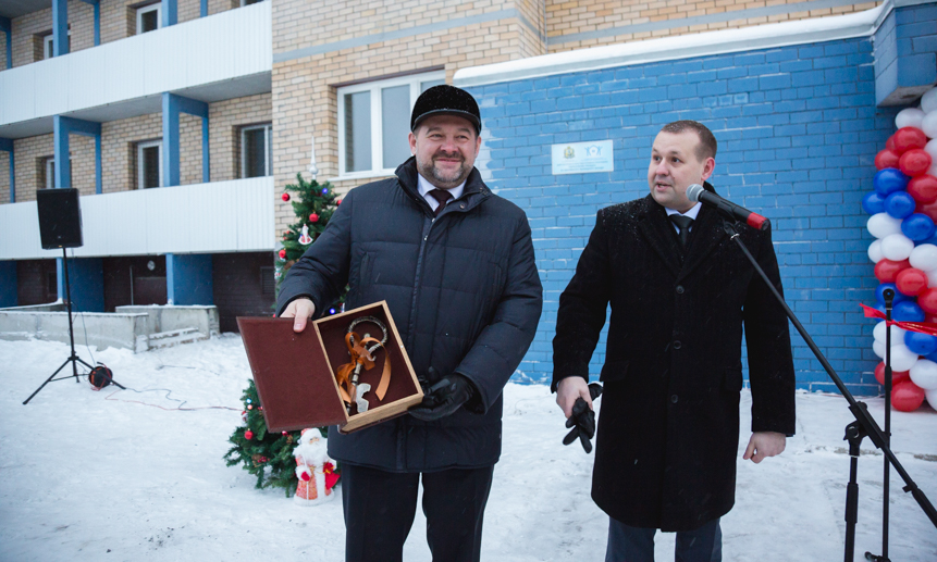 Гендиректор строительной компании Антон Смирнов вручил губернатору Орлова символический ключ от дома.