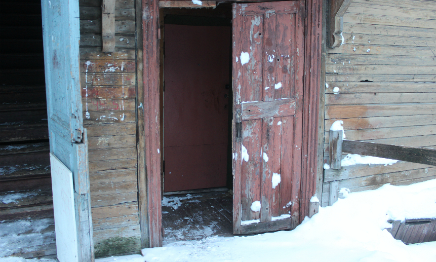 Двухэтажный деревянный дом по Серафимовича, 35 в наше время сам выглядит, как переживший тяжкие испытания «сиделец».